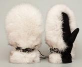 Варежки «Белые ночи» пошиты из меха песца и черной замшевой кожи, украшены декоративным ремешком из замшевой кожи с кружевной лентой со стразами.