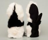 Варежки «Соната» - это гармоничное объединение черного и белого кроличьего меха и черной замшевой кожи.