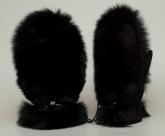 Пленяющая чернота варежек «Черное золото», выполненных из теплейшего меха песца и черной замшевой кожи, декорированных кружевами и стразами, ставит их в ряды элитных моделей варежек.