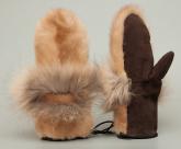 Варежки «Golden mink» пошиты из золотистого меха норки, который удачно оттенен коричневой замшевой кожей и декорированы вставками из пушистого меха енота.