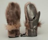 Варежки «Silver mink» выполнены из нежного норкового меха удивительного серебристого окраса, который подчеркнут серебристой телячьей кожей и вставками из меха енота.