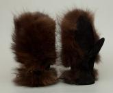 Варежки «Night Fox» выполнены из удивительно красивого меха лисы насыщенного темно-коричневого оттенка и черной замшевой кожи, декорированы кожаным ремешком, кружевной лентой и стразами.