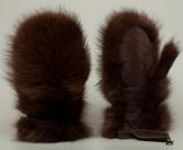 Варежки «Снежный человек» выполнены из пушистого меха лисы насыщенного темно-коричневого окраса.