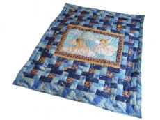 Детское стеганое одеяло «Ангелы-хранители». Материал: Квилт, Синтепон, Ручная стежка, Лоскутное шитье, х/б ткань