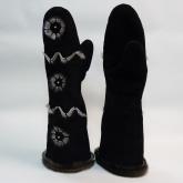 Чёрная замшевая кожа, отделанная декоративными вставками из меха нерпы со стразами.